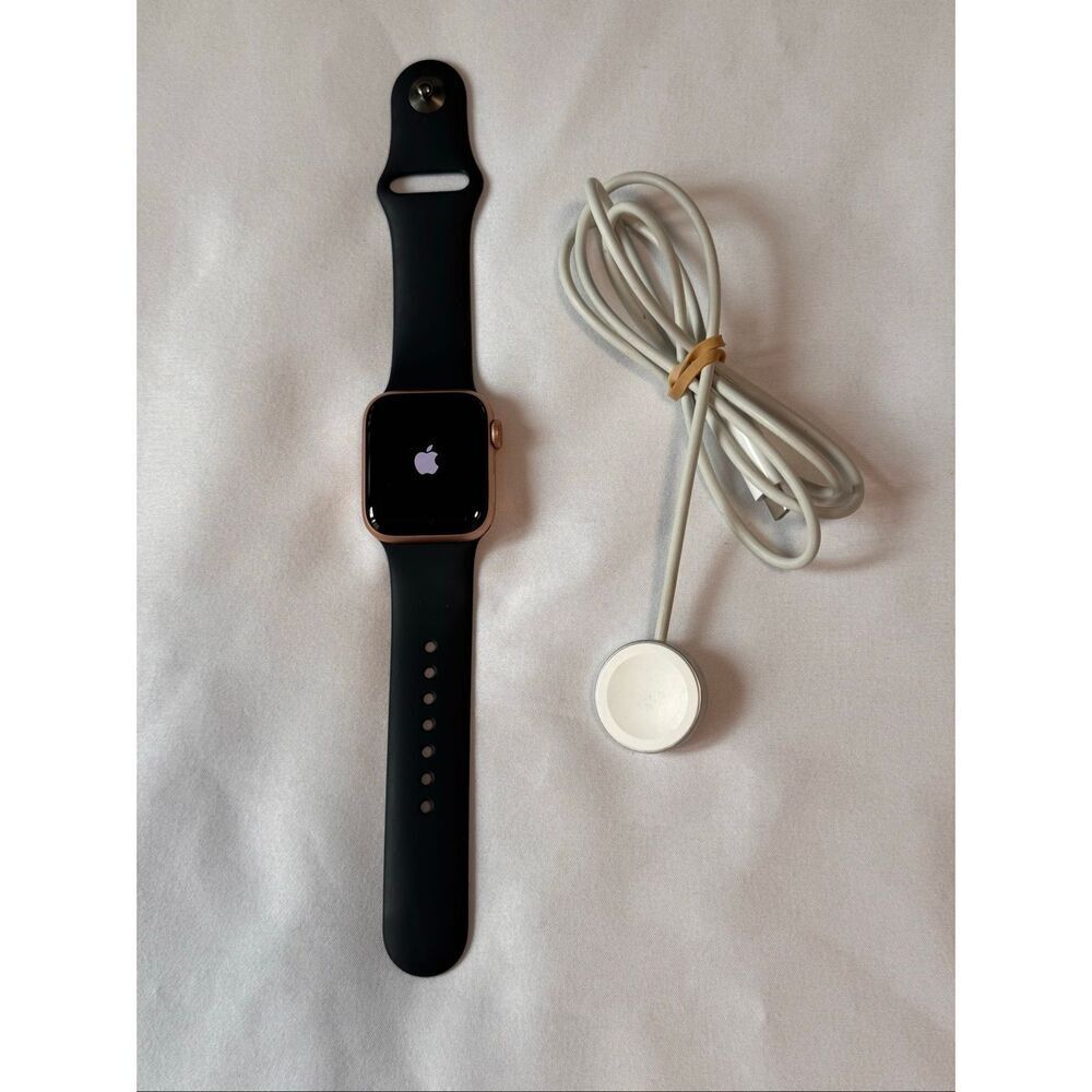 Apple Watch SE 40mm 32GB A2353 Aluminum Gold/Charger